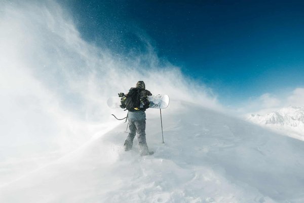 Où pratiquer le snowboard hors-piste en sécurité et sans foule dans les Alpes françaises?