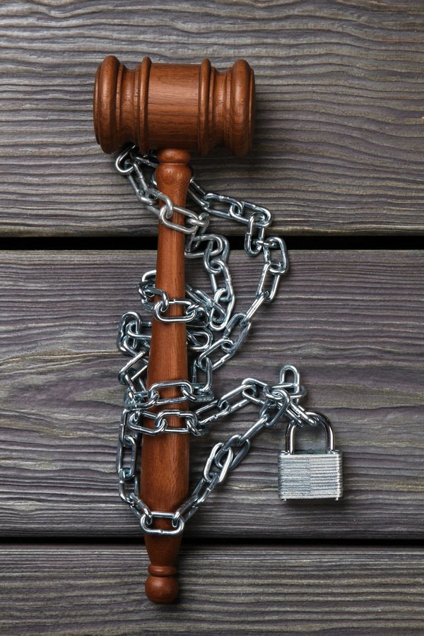 Quelle est la législation concernant le camping sauvage dans les parcs nationaux européens?